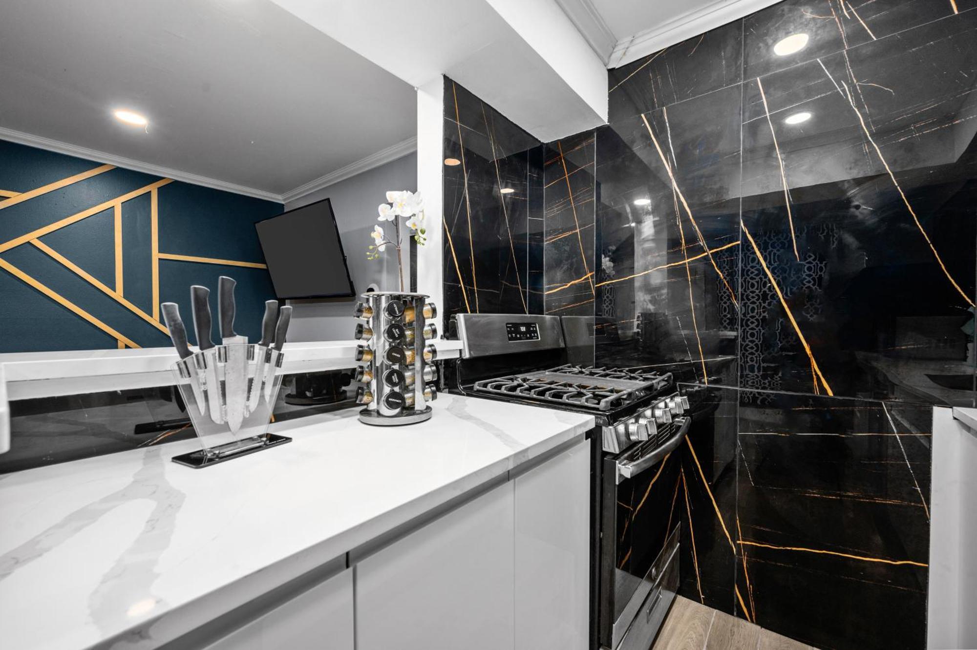 Bright & Airy Apt Close To Everything With Free Park Appartement Houston Buitenkant foto