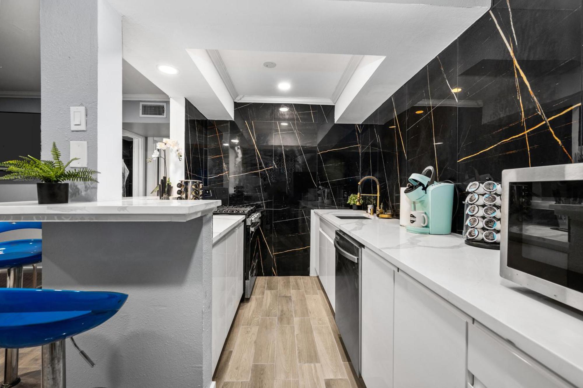 Bright & Airy Apt Close To Everything With Free Park Appartement Houston Buitenkant foto
